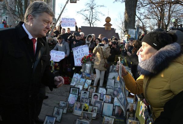 П.Порошенко на церемонии возложения цветов к кресту Небесной сотни П.Порошенко на церемонии возложения цветов к кресту Небесной сотни