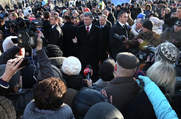 П.Порошенко на церемонии возложения цветов к кресту Небесной сотни П.Порошенко на церемонии возложения цветов к кресту Небесной сотни