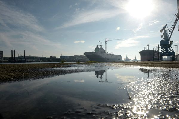Второй вертолетоносец типа Мистраль спущен на воду во Франции