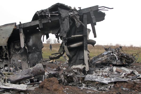 Голландские эксперты приступили к сбору обломков малайзийского Boeing на востоке Украины