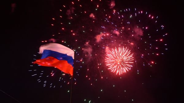 В центре Симферополя проходит праздничный концерт в честь референдума
