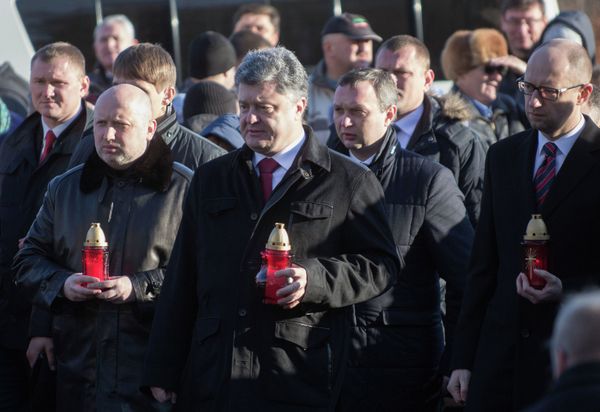 П.Порошенко на церемонии возложения цветов к кресту Небесной сотни П.Порошенко на церемонии возложения цветов к кресту Небесной сотни