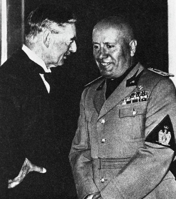 Премьер-министр Великобритании Н.Чемберлен и премьер-министр Италии Бенито Муссолини