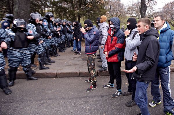 Столкновение радикалов Правого сектора и сторонников Компартии Украины в Харькове Столкновение радикалов Правого сектора и сторонников Компартии Украины в Харькове