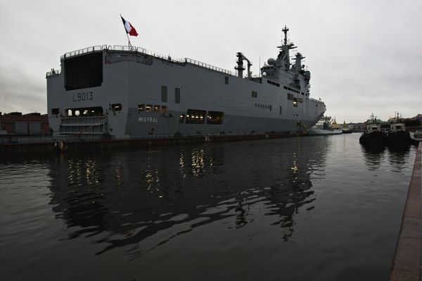 Французский военный корабль-вертолетоносец класса Мистраль в Санкт-Петербурге Французский военный корабль-вертолетоносец класса Мистраль в Санкт-Петербурге