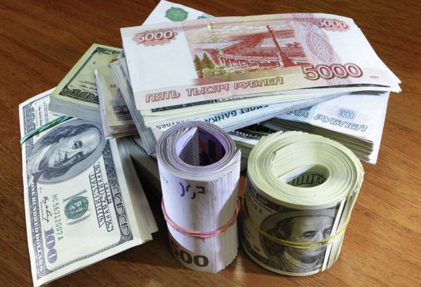 Денежные купюры и монеты разных стран