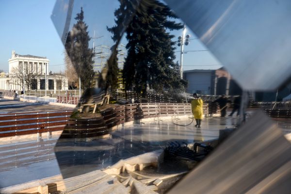 Подготовка ледового покрытия катка на ВДНХ