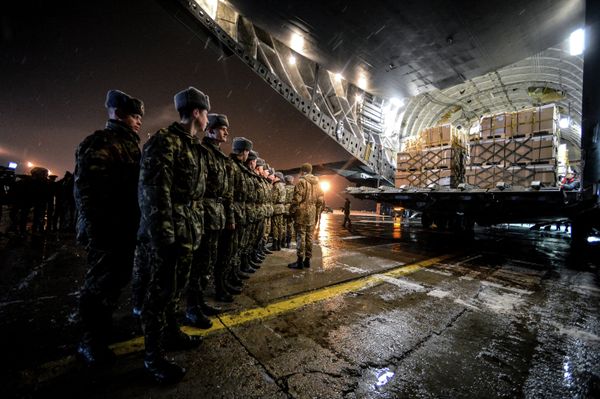 Зимняя форма одежды для военнослужащих ВС Украины доставлена в аэропорт Борисполь из Канады