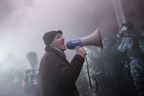 Внутренние войска начали штурм лагеря митингующих на Майдане Внутренние войска начали штурм лагеря митингующих на Майдане