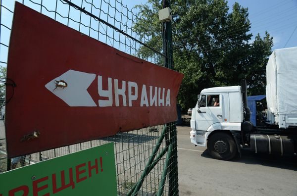 Первые КамАЗы с гуманитарной помощью из РФ прибыли к КПП на границе с Украиной