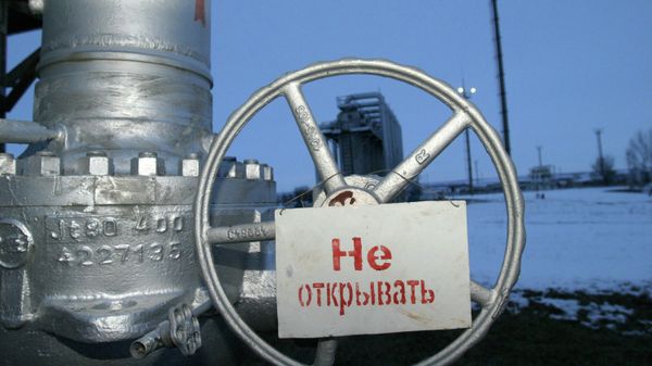 Кран с надписью Не открывать на компрессорной станции
