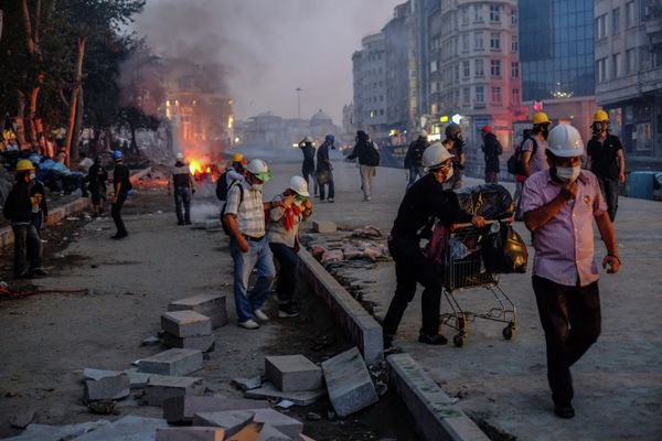 Разгон демонстрантов в парке Гези в Стамбуле