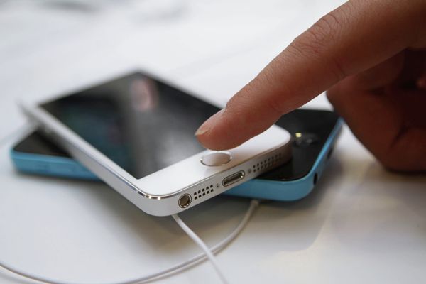 Официальный старт продажи iPhone 5s и iPhone 5c в Москве Официальный старт продажи iPhone 5s и iPhone 5c в Москве