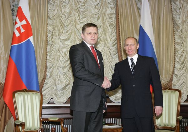 Премьер-министр РФ В.Путин встретился с Робертом Фицо в Доме приемов