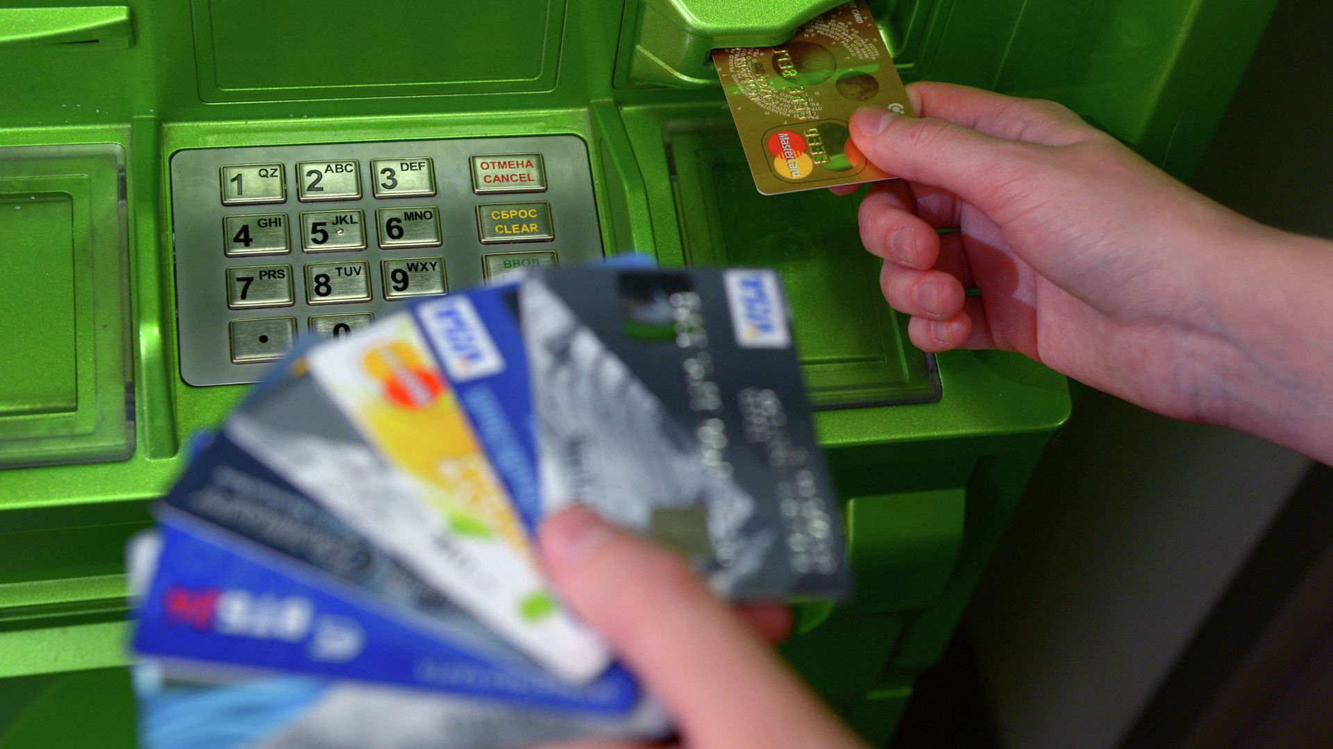 Банковские карты международных платежных систем VISA и MasterCard Банковские карты международных платежных систем VISA и MasterCard - РИА Новости, 1920, 06.03.2022