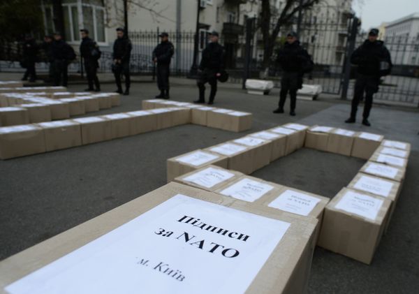 Партия Батькивщина представила 3 миллиона подписей за проведение референдума о вступлении Украины в НАТО