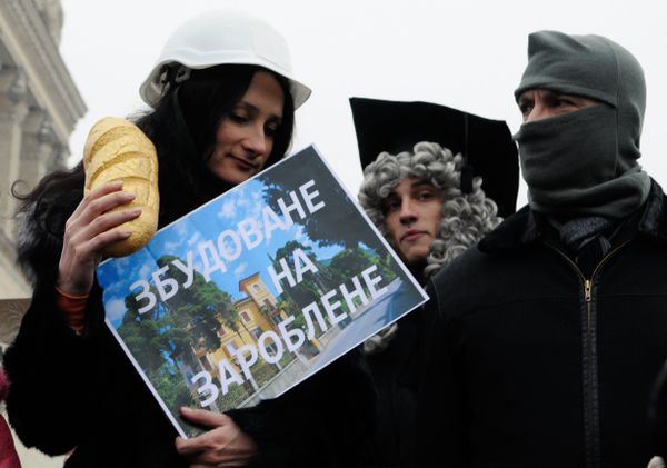 Уличная акция Безвзяточная гривна - взяточнику в Киеве