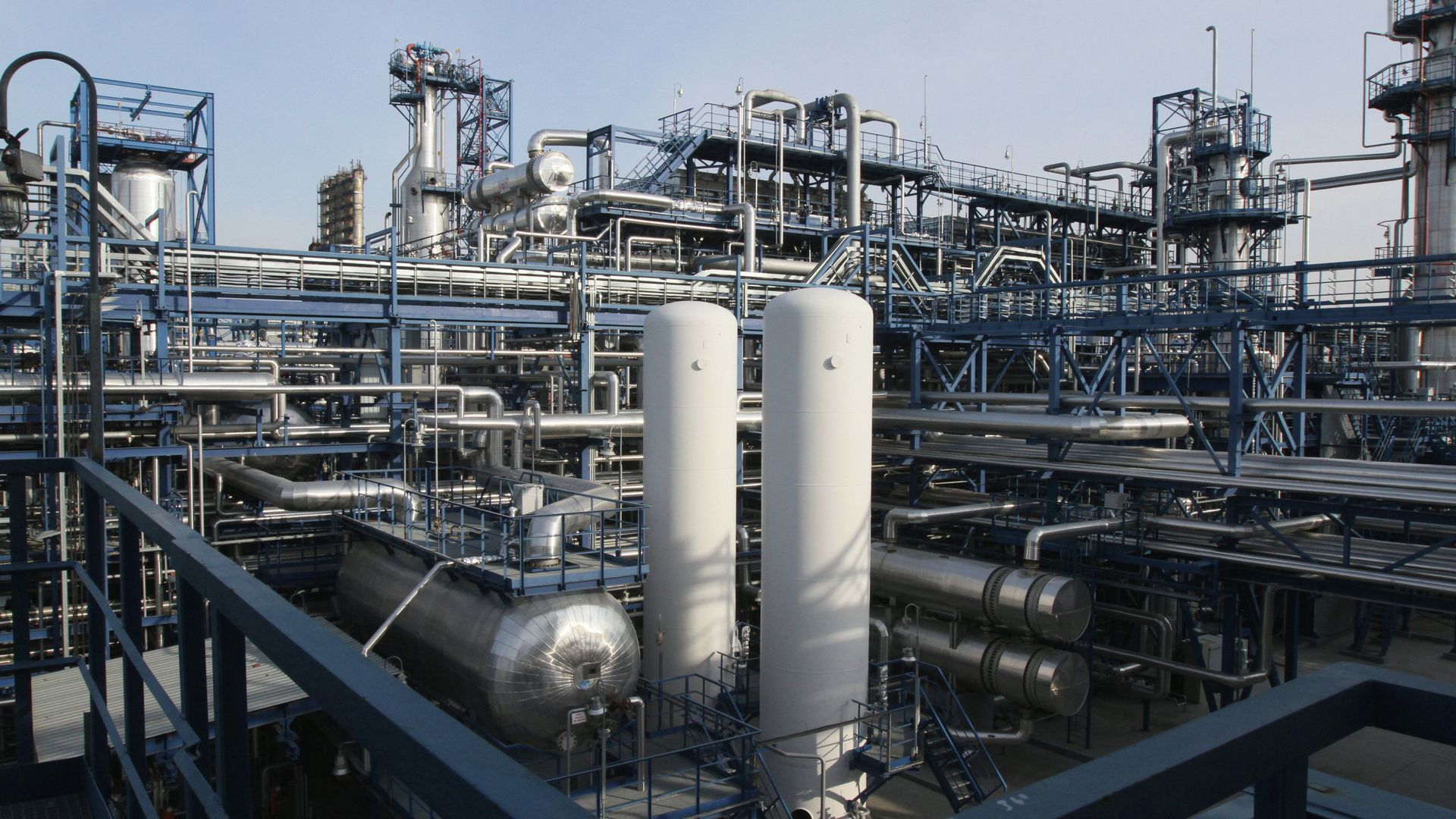 Работа Омского НПЗ Газпром нефти Работа Омского НПЗ Газпром нефти - РИА Новости, 1920, 08.04.2024