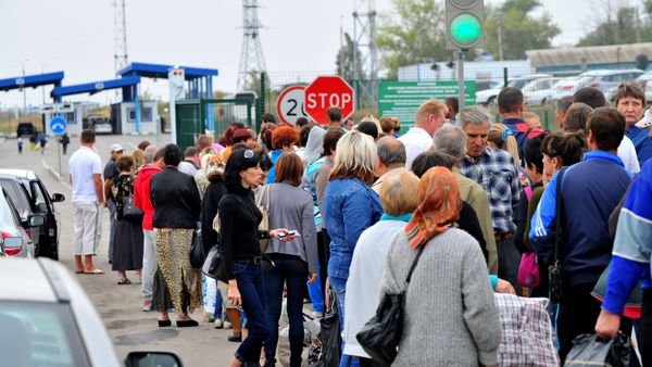 Украинские беженцы на погранпереходе в Ростовской области