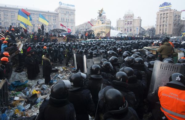 Внутренние войска начали штурм лагеря митингующих на Майдане