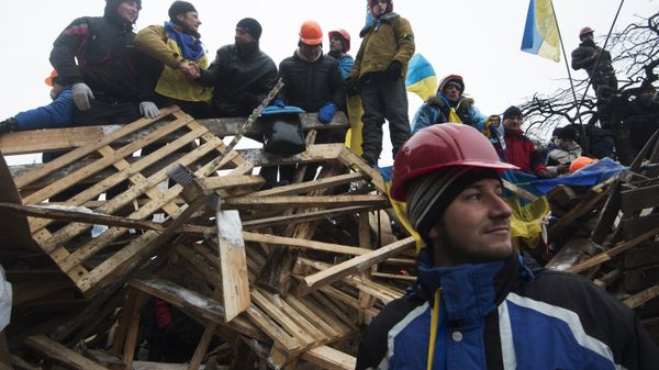 Внутренние войска начали штурм лагеря митингующих на Майдане
