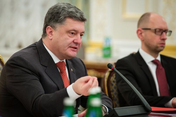 Президент Украины Петр Порошенко провел заседание СНБО Президент Украины Петр Порошенко провел заседание СНБО