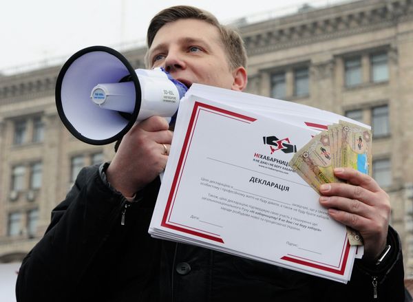 Уличная акция Безвзяточная гривна - взяточнику в Киеве Уличная акция Безвзяточная гривна - взяточнику в Киеве