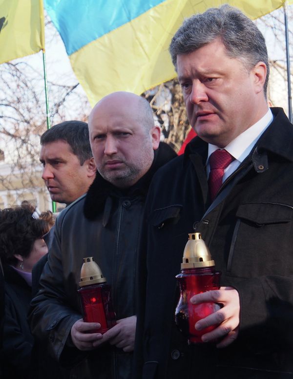 П.Порошенко на церемонии возложения цветов к кресту Небесной сотни П.Порошенко на церемонии возложения цветов к кресту Небесной сотни
