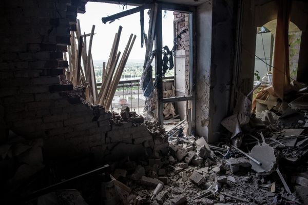 Последствия артиллерийского обстрела украинскими военными микрорайона Артема в Славянске