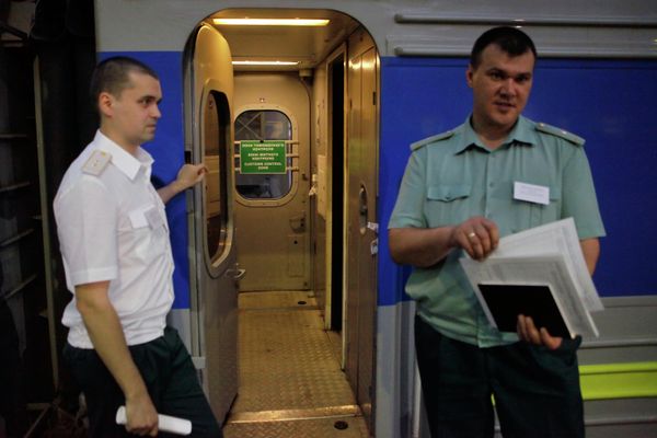 Пограничный контроль пассажиров поезда Москва - Киев