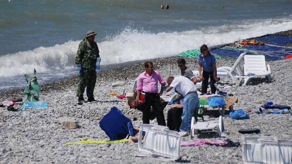 На месте взрыва неустановленного устройства на пляже в Лоо