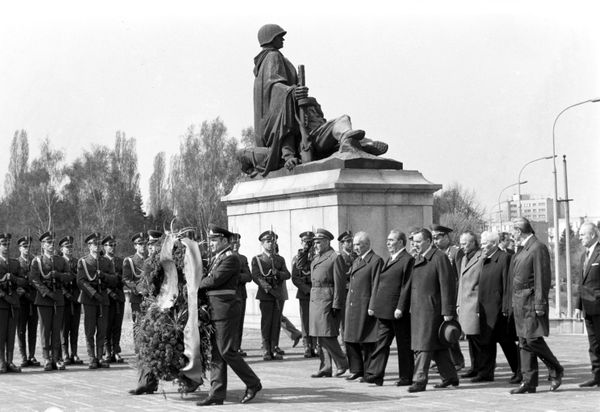 Советская делегация возложила венок к памятнику воинам Советской Армии Советская делегация возложила венок к памятнику воинам Советской Армии
