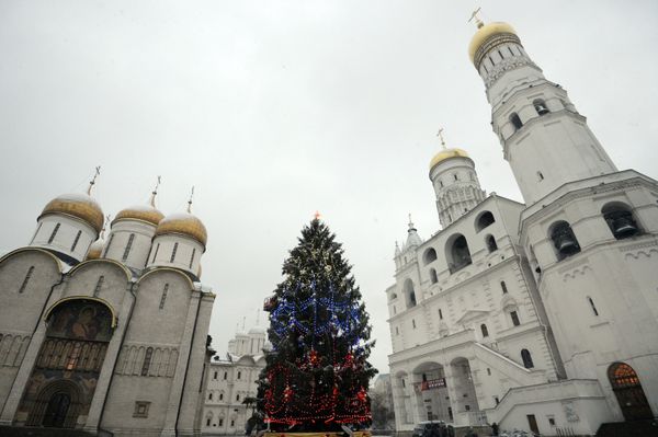 Украшение новогодней елки на Соборной площади Московского Кремля Украшение новогодней елки на Соборной площади Московского Кремля