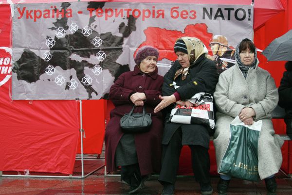 Митинг против интеграции Украины в НАТО проходит в день визита Дж. Буша в Киев Митинг против интеграции Украины в НАТО проходит в день визита Дж. Буша в Киев