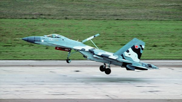 Истребитель Су-30МКИ на взлетном поле