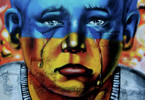 Граффити против войны на Украине появилось на подпорной стене во Владивостоке