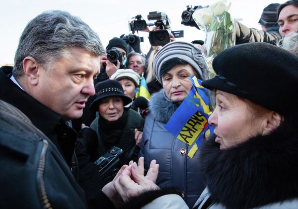 П.Порошенко на церемонии возложения цветов к кресту Небесной сотни