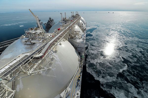 Танкер-газовоз Гранд Анива на территории первого в России завода по производству сжиженного газа (СПГ) Танкер-газовоз Гранд Анива на территории первого в России завода по производству сжиженного газа (СПГ)