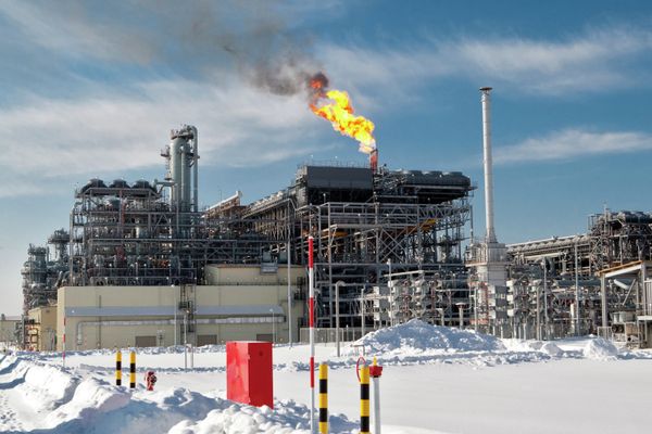 На территории первого в России завода по производству сжиженного газа (СПГ) на Сахалине На территории первого в России завода по производству сжиженного газа (СПГ) на Сахалине