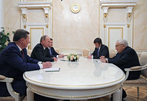 В.Путин встретился с Г.Киссинджером В.Путин встретился с Г.Киссинджером