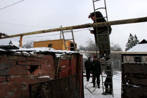 Последствия обстрела Донецка украинскими силовиками Последствия обстрела Донецка украинскими силовиками