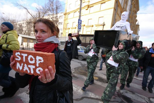 Акция движения Россия молодая у здания посольства США Акция движения Россия молодая у здания посольства США