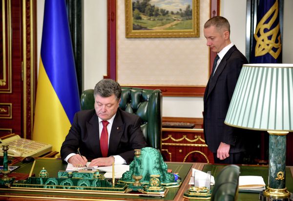 П.Порошенко подписывает Закон о люстрации