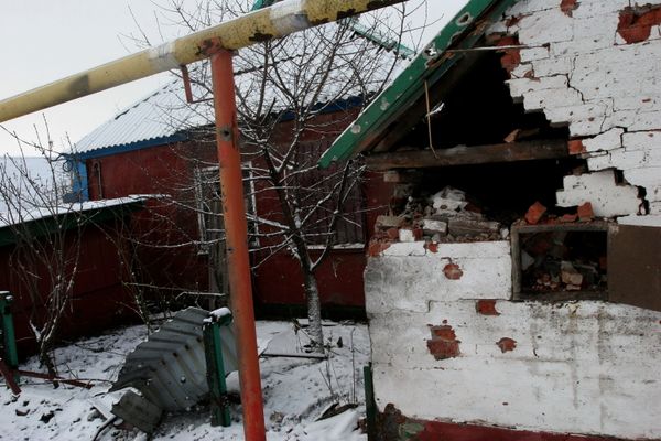 Последствия обстрела Донецка украинскими силовиками Последствия обстрела Донецка украинскими силовиками