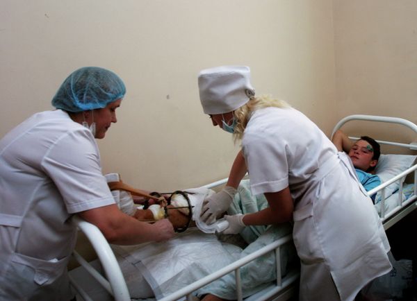 Пострадавшие при обстреле школы дети в больнице Донецка