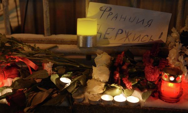 К посольству Франции в Москве несут цветы и свечи К посольству Франции в Москве несут цветы и свечи