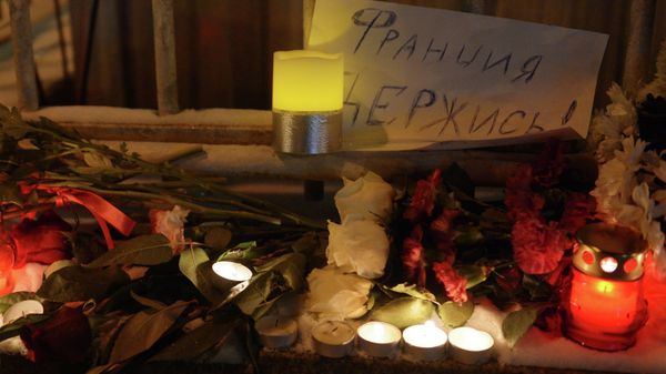К посольству Франции в Москве несут цветы и свечи К посольству Франции в Москве несут цветы и свечи