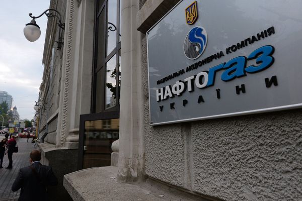 Вывеска НАК Нафтогаз Украины на административном здании в Киеве Вывеска НАК Нафтогаз Украины на административном здании в Киеве