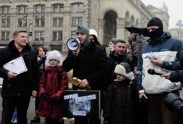 Уличная акция Безвзяточная гривна - взяточнику в Киеве Уличная акция Безвзяточная гривна - взяточнику в Киеве