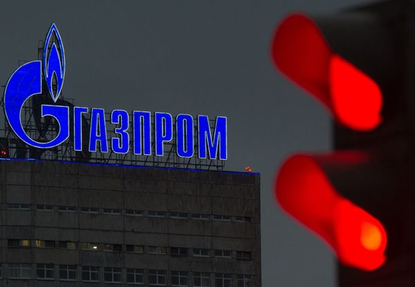 Логотип компании Газпром на административном здании в Москве